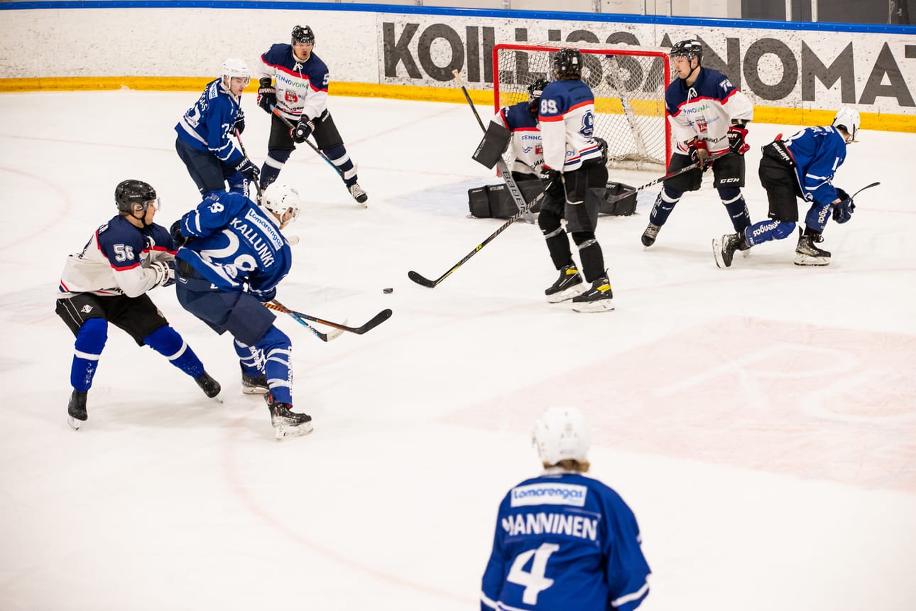 Viikonloppuna Kuusamossa ja Posiolla pelataan lukuisia jääkiekko-otteluja. Kuva on Kuusamon Pallo-Karhujen ottelusta Raahe-Kiekko II:sta vastaan lokakuussa 2023.
