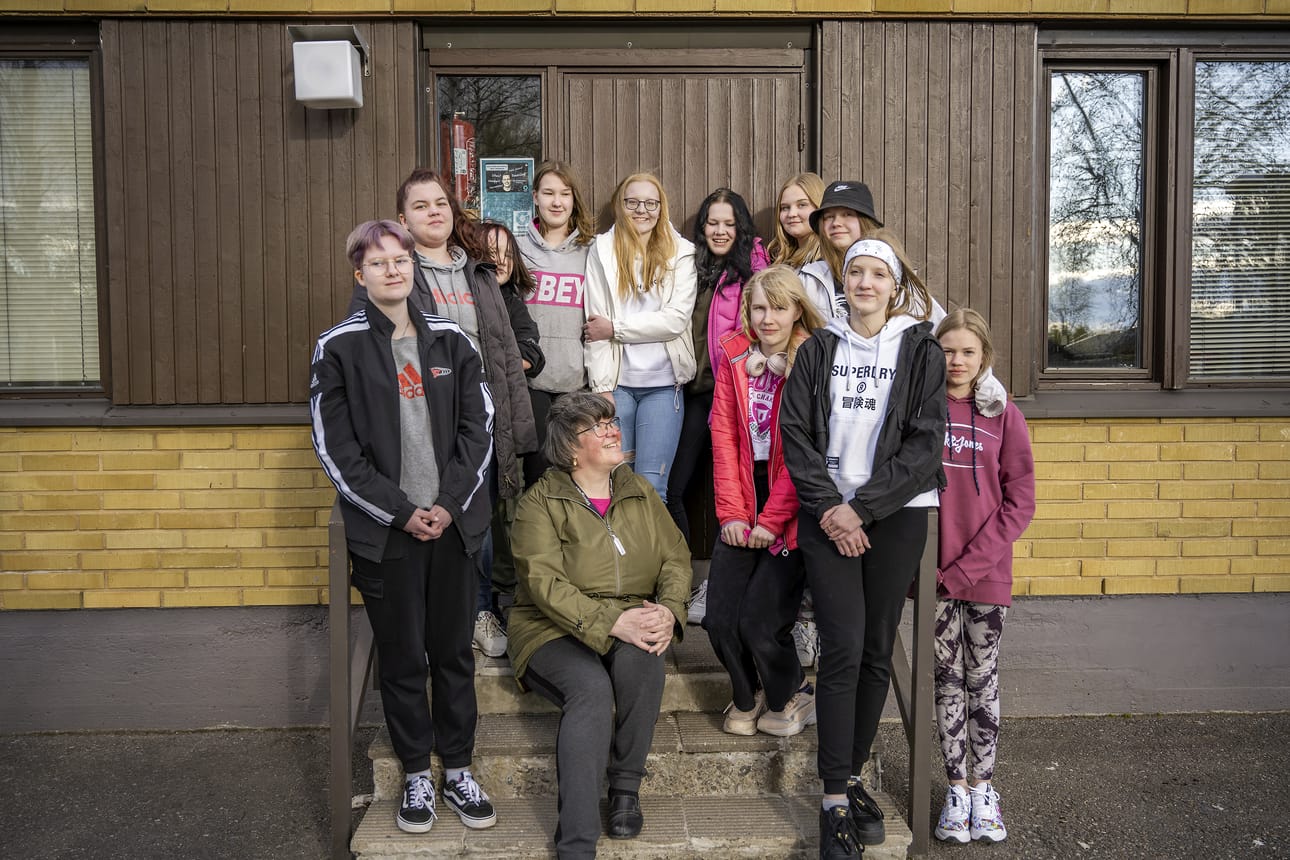Kokouksen päätteeksi Soinin 4H-yhdistyksen toiminnanjohtaja Vuokko Viirumäki jakoi palkintoja aktiivisille 4H-nuorille.