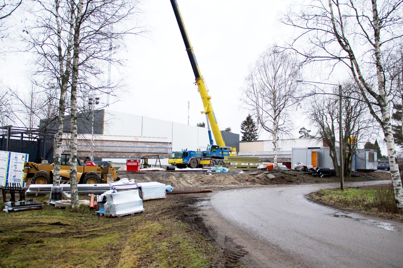 Nostokurki nostelee tällä viikolla Ruukin salen rakennuksella kattoelementit seinien päälle.