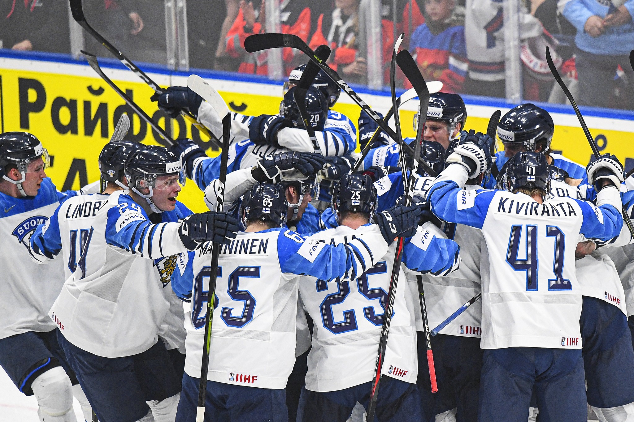 Leijonat kultajahtiin tutulla kokoonpanolla – Kanada voittanut kaikki keskinäiset MM-finaalit, joko illalla on Suomen vuoro?