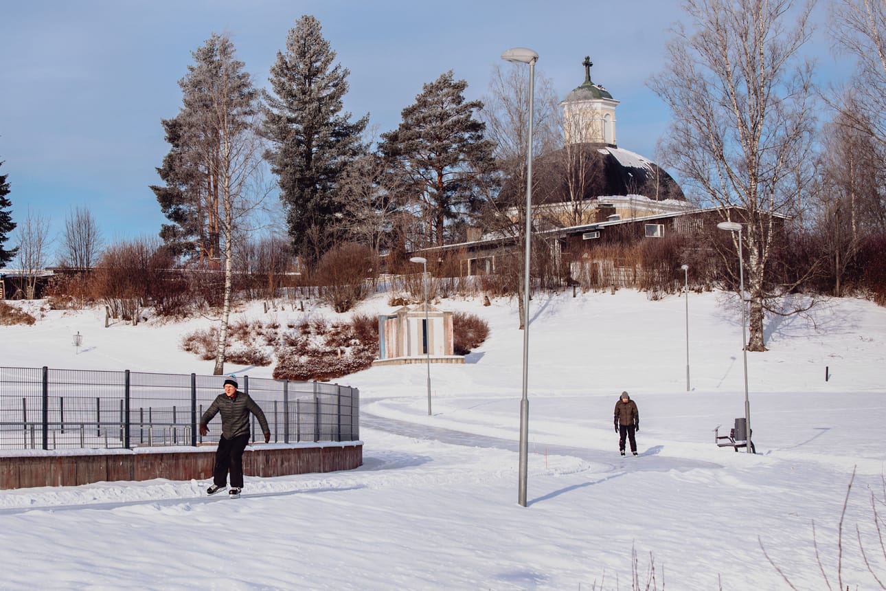 Kurikan urheilukentän retkiluistelurata sijaitsee lähellä kirkkoa.