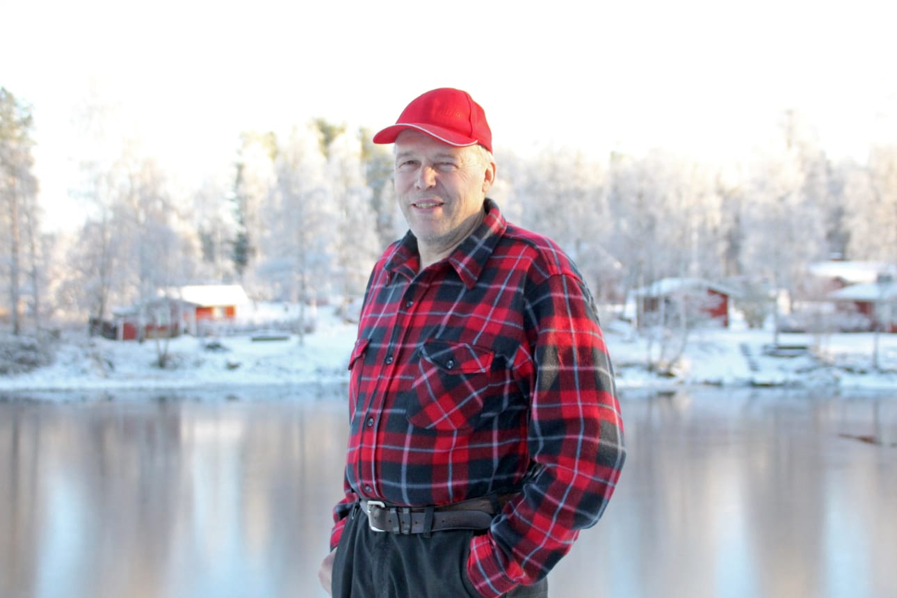 Siikajoki virtaa Tokolan talon takana. Tilan isäntä Erkki ei jokimaisemaan kyllästy.