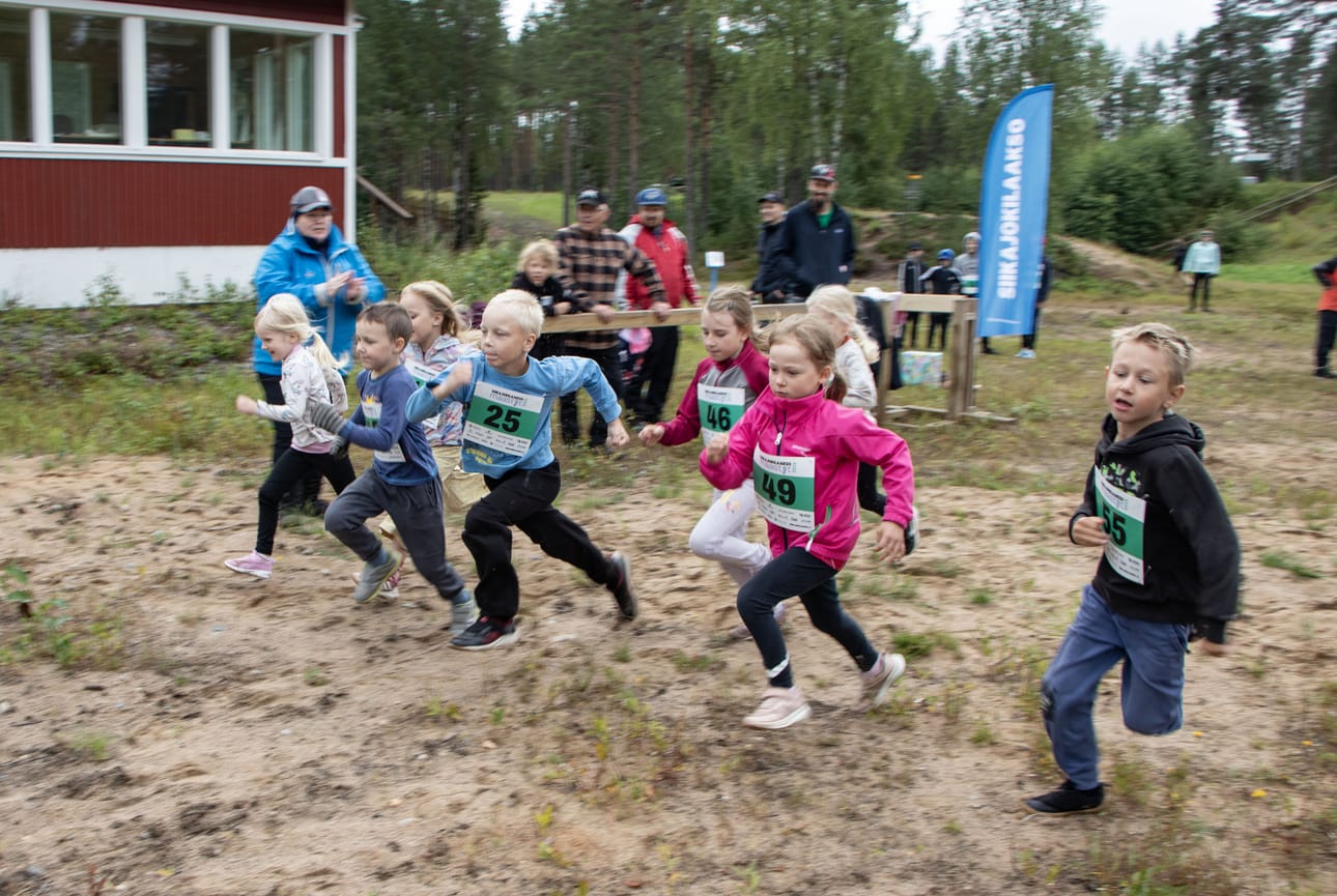 Lehtomäen maastoon suuntaavan radan lähtöalueelta ei vauhtia puuttunut. Toiseksi nuorimpien lähdössä ei todellakaan hidasteltu, vaan ampaistiin lähtökäskystä radalle kuin pyssyn suusta.