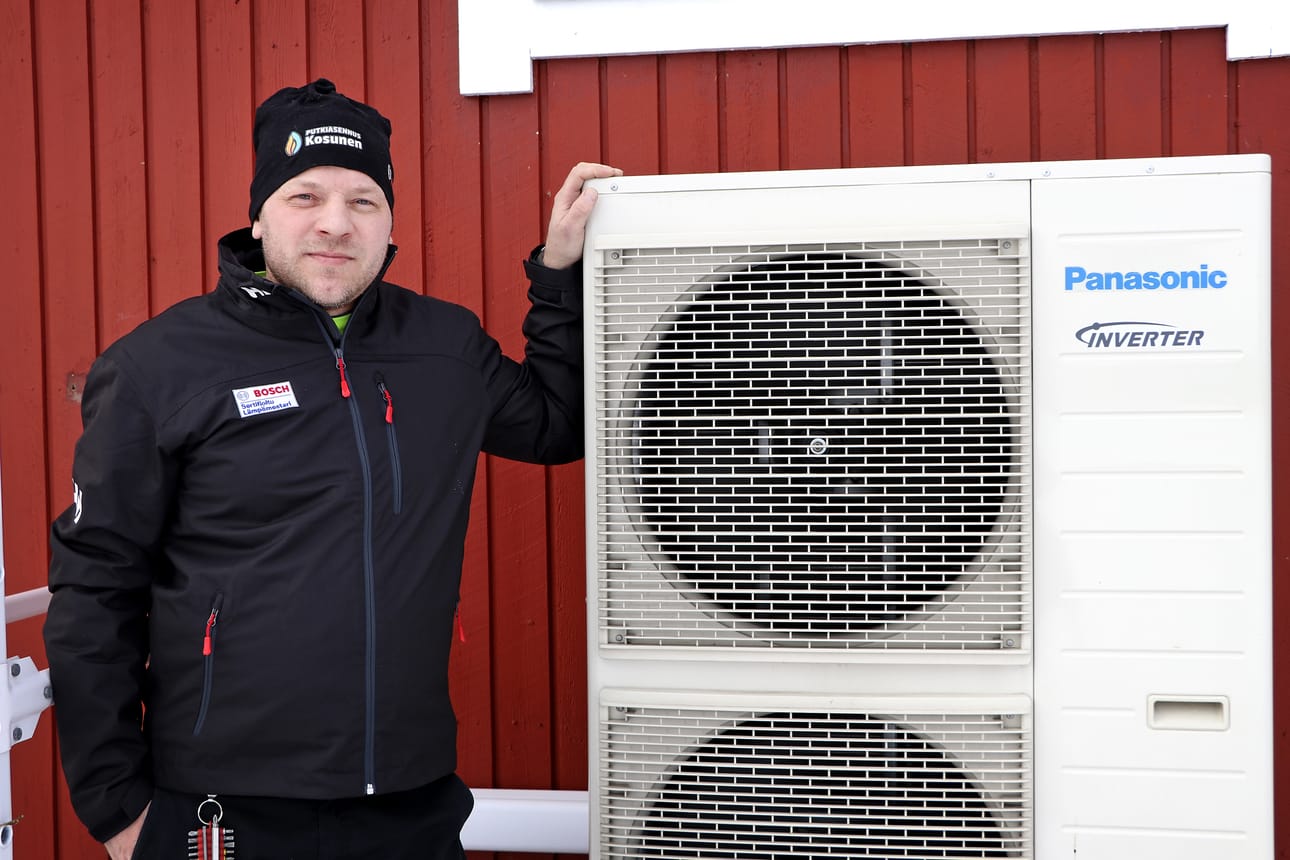 Markus Kosusen vieressä on Jussi Peltolan ilma-vesilämpöpumpun ulkoyksikkö.