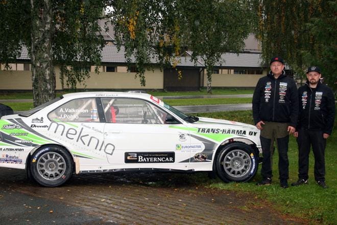 Anssi Valkonen (vas.) ja Jani Pohto ajoivat Laitilassa ulos. Kuvan BMW ei ole enää kilpailukunnossa. KUVA: VESA RAUHALA