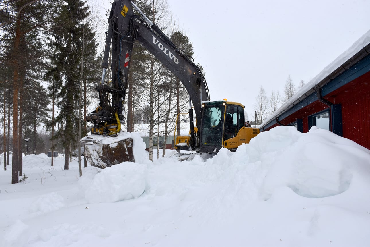 Yrittäjä Ilkka Säkkisen kaivinkoneen ohjaimissa maanantaina ollut Seppo Kouva pyöritti konetta talojen takapihoilla. Lähes räystäisiin saakka yltäneet lumivallit olivat maantasalla vajaassa tunnissa.