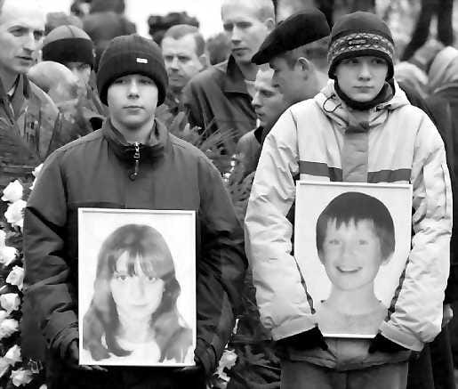 Ystävien muistolle. Venäläispojat kantoivat Arseni Kurilenkon ja Kristina Kurbatovan kuvia hautajaissaattuessa keskiviikkona Moskovassa. Arseni ja Kristina olivat lapsinäyttelijöitä, jotka kuolivat moskovalaisteatterin kaappauksessa.