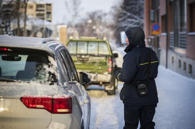 Pysäköintivirhemaksu rokottaa autoilijaa 50 euron edestä Vaasassa. KUVA: JARNO PELLINEN