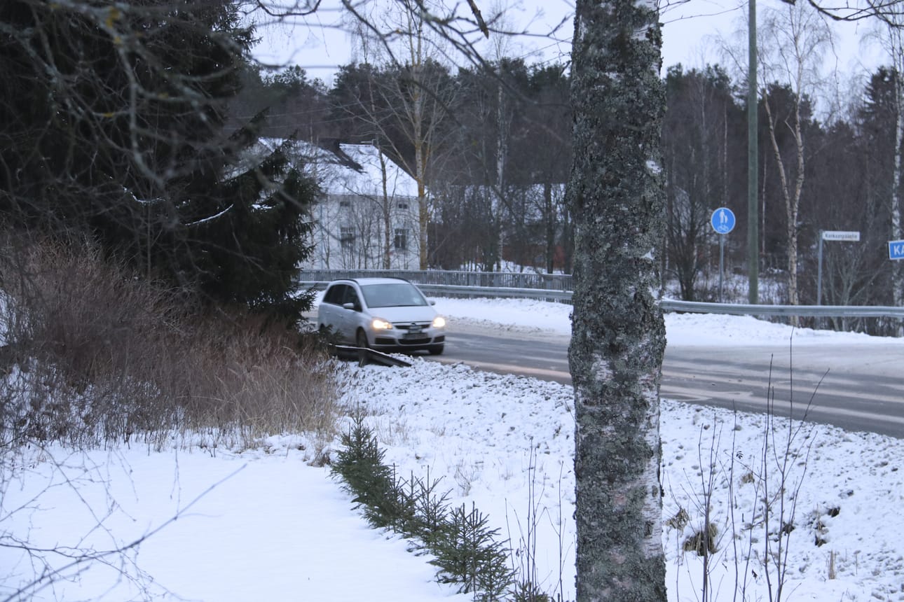 Lumijoen koulun viereisen risteyksen haasteellisuudesta kertoo STOP-merkki, joka muistuttaa Karintien suunnasta tulevia autoilijoita siitä, että tässä kohtaa on oltava vielä tavallistakin varovaisempana.