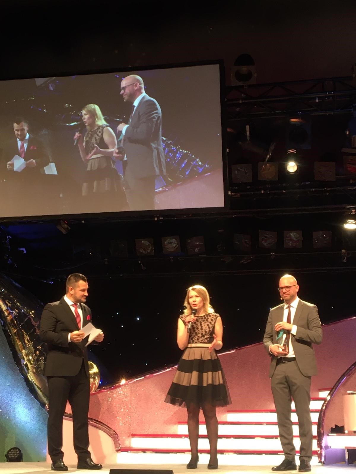 Iin Micropoliksen toimitusjohtaja Leena Vuotovesi otti palkinnon vastaan Berliinissä järjestetyssä gaalassa.