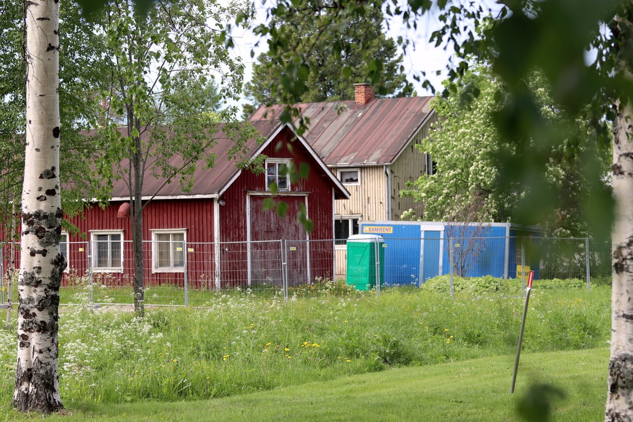 Oikopolun ja Kauppatien kulmauksessa sijaitsevat rakennukset puretaan kesän aikana.