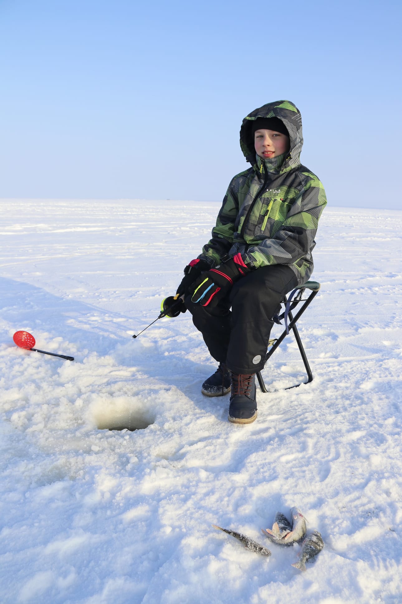 Joona Karinkanta nykäisi veden alla lepäävään pilkkiinsä tasaisin väliajoin liikettä. ”Joka talvi me on pilkillä käyty”, Joona kertoi.