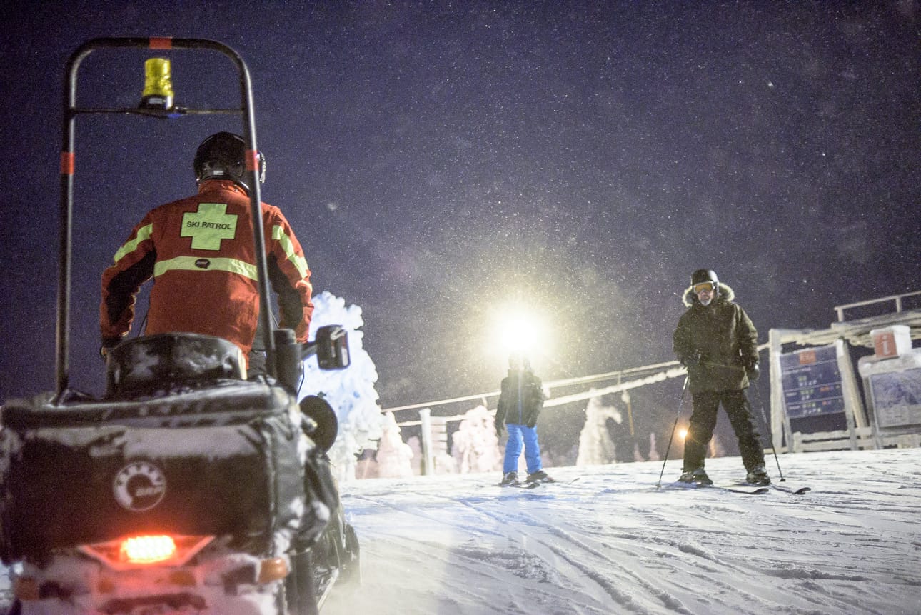 Ski Patrolin Sami Räisänen partioimassa Rukan rinteillä. Laskijoita riitti kovimpienkin pakkasten aikaan.