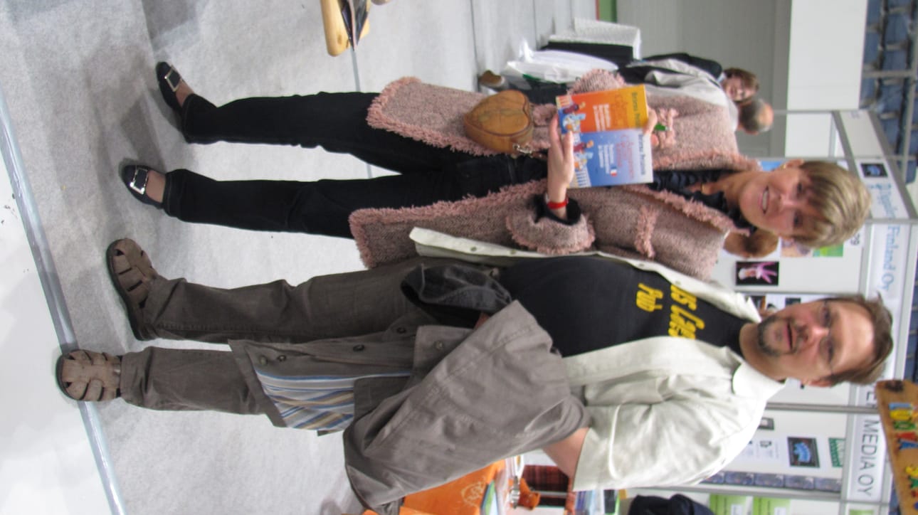 "Tässäpä kuvaajalle hyvät mallit”, naurahtaa Helena Petäistö. Vieressä poseeraava Jarkko Välikangas osti molemmat matkakirjat ja rouvalleen vielä teekirjankin. Kaikissa on tietenkin toimittaja-kirjailijan omakätiset signeeraukset.