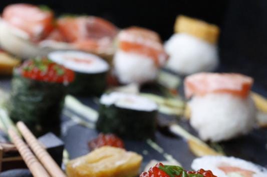 Sushintarjoilussa voi leikkiä väreillä ja muodoilla. Tässä alus-tana toimii suuri, kunnolla pesty kivilaatta, jonka päälle on roiskittu rennolla kädellä wasabia, soijaa, susheja ja tykötarpeita. Ei kun puikot käteen ja dippailemaan! KUVA: