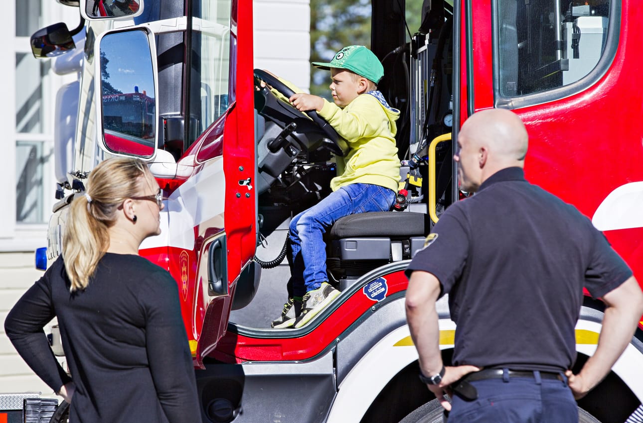 Tapahtumassa pääsee muun muassa tutustumaan paloautoon. Kuvituskuva.
