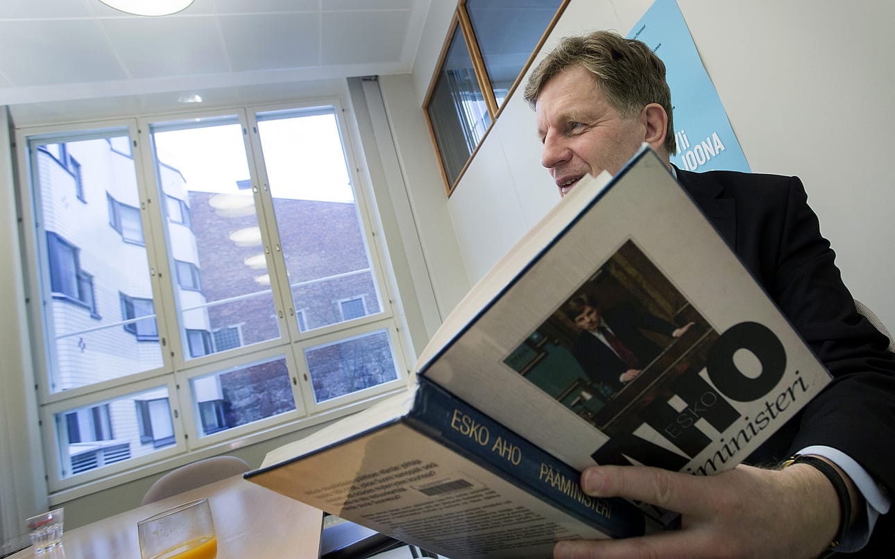 Esko Aho aloitti vuonna 1991 pääministerinä tilanteessa, jossa maa syöksyi kohti lamaa. Hänen mukaansa kaikki hallituksen tekemät päätökset eivät olleet hyviä. ”Varsinkin kriisin keskellä pitää kuitenkin uskaltaa tehdä ratkaisuja, joista ei etukäteen varmasti tiedetä, miten ne toimivat. Jos sitä ei uskalla tehdä, ei ikinä pääse kriisistä ulos.”