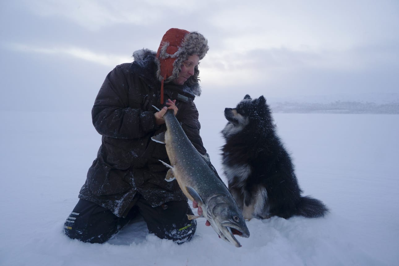 Eränkävijät-sarja on tutustuttanut katsojat kilpisjärveläiseen kalastajaan Aki Huhtaseen ja suomenlapinkoira Äijään.