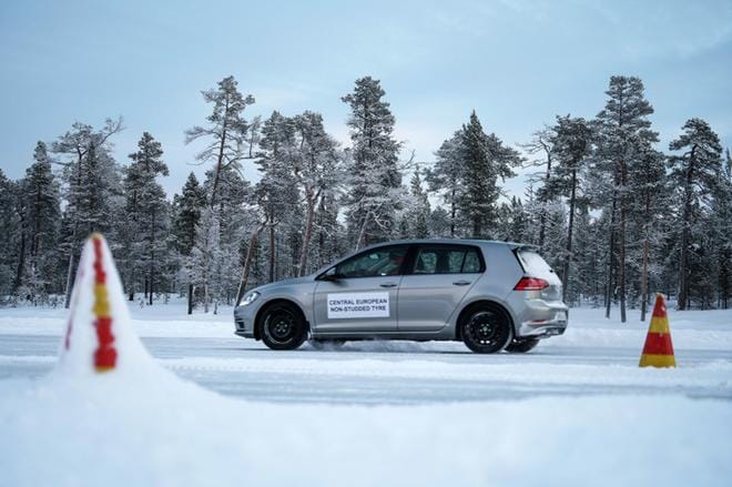 RENGASVERTAILU Ivalossa osoitti, että Keski-Euroopan nastaton talvirengas (Nokian WR D3) toimii kovalla pakkasella kohtuullisesti Suomenkin oloissa. Kun lämpötila lähestyy nollaa, pohjoismainen kitkakumi (Nokian Hakkapeliitta R3) säilyttää pitokykynsä jäisillä alustoilla huomattavasti paremmin. Selitys eroon on pohjoismaisen renkaan kovempi kumilaatu. KUVA: PEKKA VIRTANEN