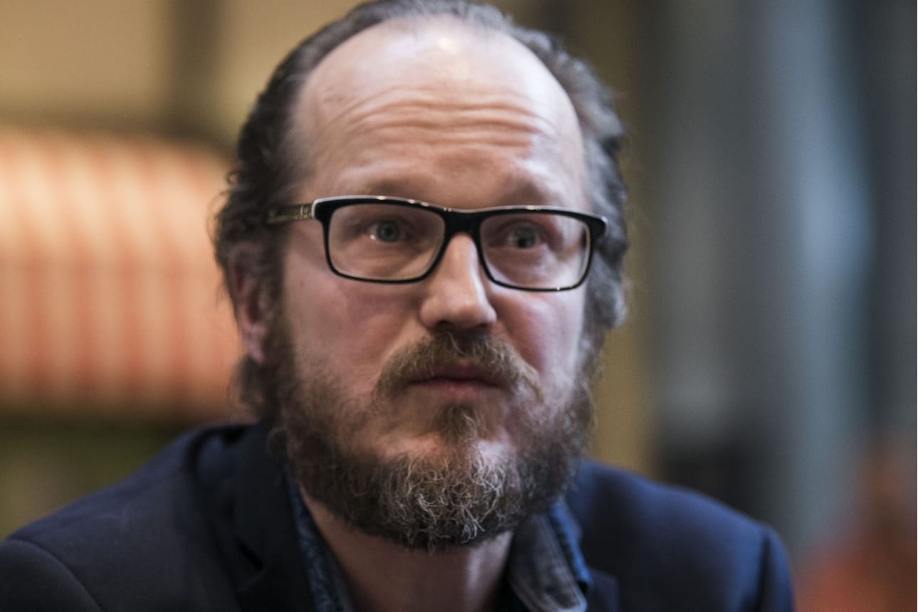 Pastori Kai Sadinmaa aikoo siunata tänään alkuillasta kolme paria ja vihkiä kaksi paria avioliittoon Helsingin Musiikkiteatteri Kapsäkissä.