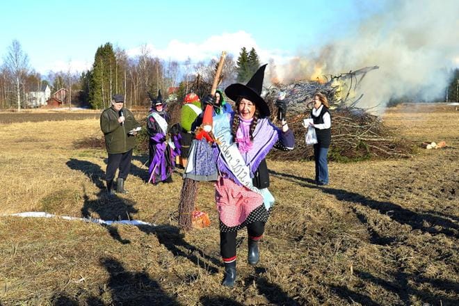 Vuonna 2012 Jurvan kyläyhdistyksen pääsiäiskokko poltettiin Koulutien varrella. Tänä vuonna Jurvassa pääsiäiskokkoja on kasattu ainakin Niemenkylässä ja Tainuskylässä. ARKISTOKUVA: JAANA ALA-LAHTI