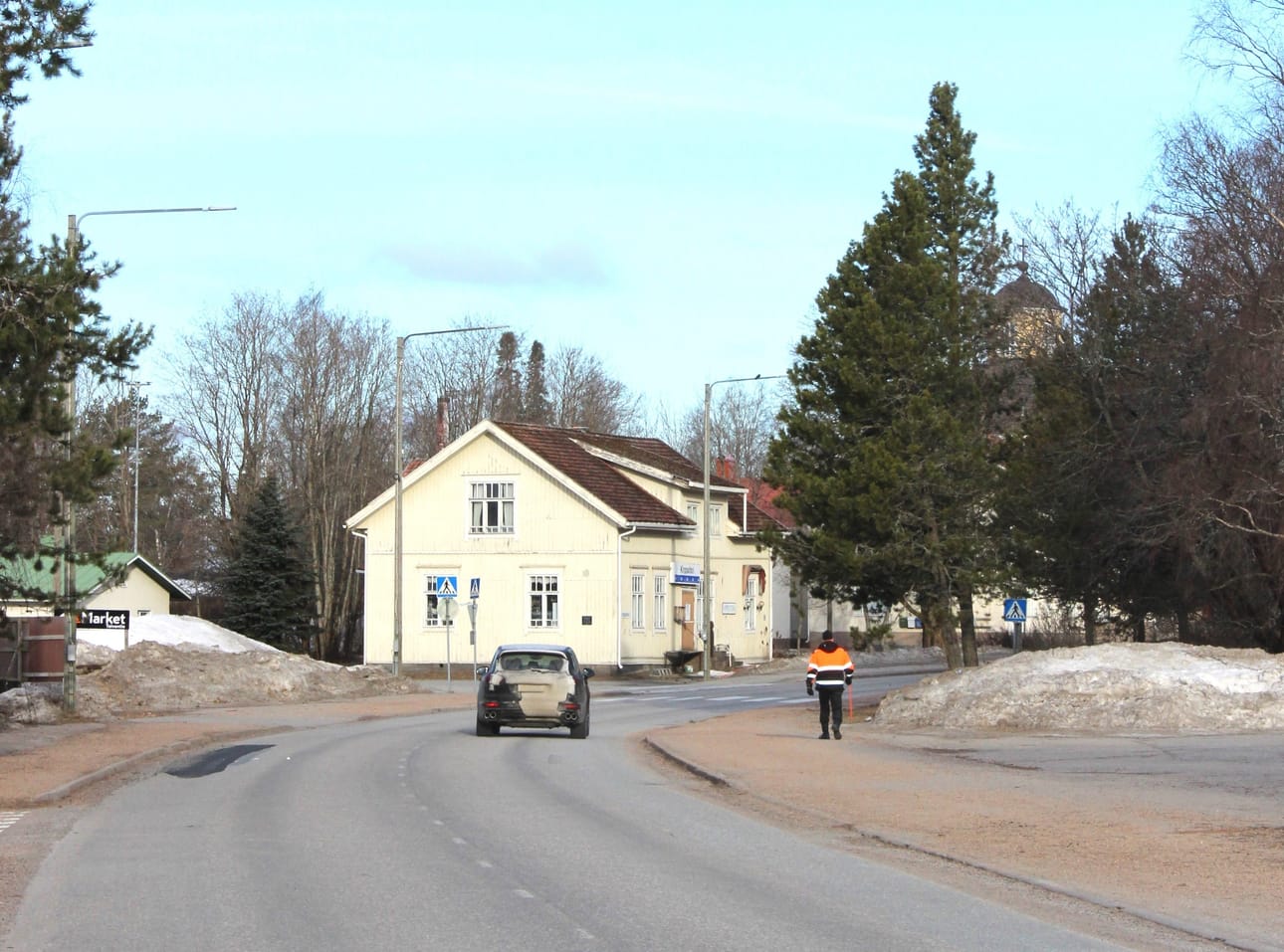 Kunnanjohtaja Juha Herrala kuvailee Isojoen viime vuoden tilinpäätöstä jälleen vahvaksi. Kuva on otettu tänä aamuna Kirkonkylän raitilta. Kuva. Tauno Riihiluoma