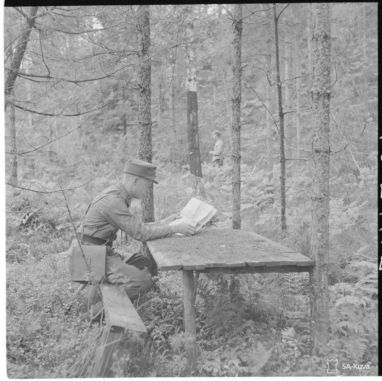 "...ilo lisää voimia. Murjottava armeija on jo puolitiessä menossa Siperian sotavankileirille. Kun taas joukko, jolla on varaa hymyillä, osaa myös tarvittaessa panna ranttaliksi." Sodan jälkeen akateemikko Matti Kuusi kertoi säilyneensä hengissä kertoakseen niistä, jotka eivät koskaan palanneet. Kuvassa JR 7:n valistusupseeri, luutnantti Matti Kuusi puhumassa Vuosalmen lohkolla heinäkuussa 1944.