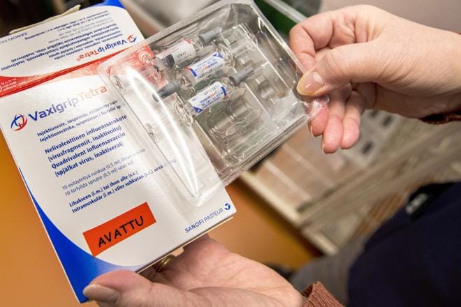 THL on hankkinut tälle kaudelle kahta eri rokotetta influenssaa vastaan: pistettävää VaxigripTetra-rokotetta kaikille ikäryhmille (kuvassa) ja FluenzTetra-nenäsumuterokotetta 2–6-vuotiaille. KUVA: Juha Neuvonen