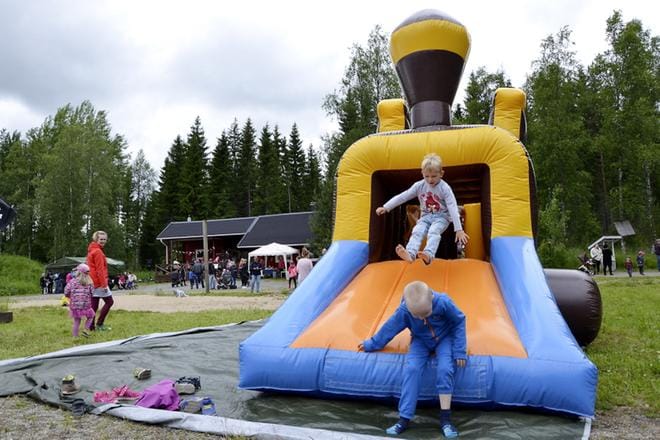 Illan jonotetuin juttu oli pomppurata, jonne päästettiin lapsia muutama kerrallaan. Moni juoksi heti radan läpäistyään uudestaan jonoon. KUVAT: HANNELE YLI-VIITALA