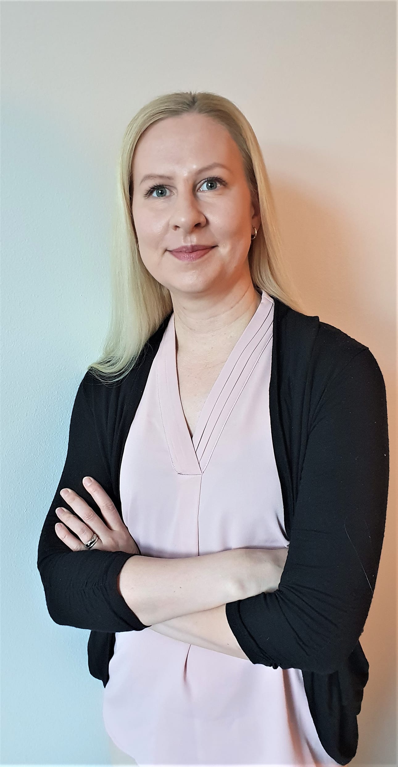 Nina Sormanen työskentelee tutkijatohtorina LUT-yliopistossa. Sormasen mukaan uutisvideoiden katselun lisäksi nuorten olisi hyvä myös lukea uutisia, jotta lukutaito kehittyisi.