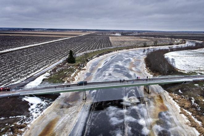 Kauhavan Kankaan ja Annalan kyliä yhdistävä Alajokitie ylittää Lapuanjoen Ämppi-nimisessä paikassa. Eilen varmistui, että tielle ei tarvita puomia lintujen kevätmuuton ja pesinnän ajaksi. KUVA: KARI LÖFHJELM