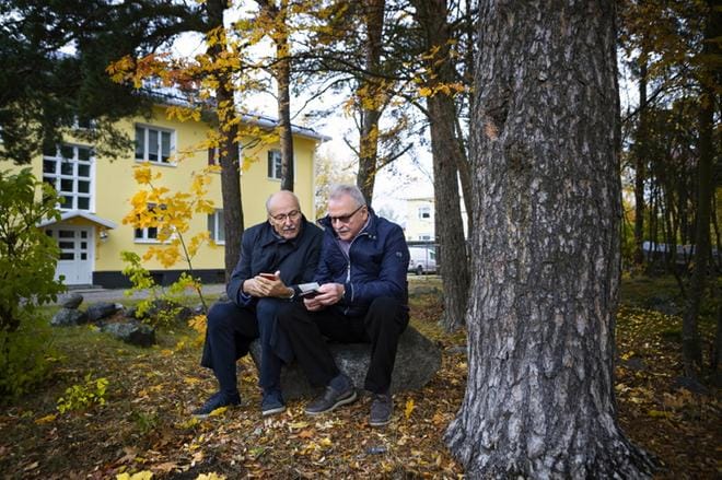 Kari Lumikero ja Seppo Liimatainen palasivat lapsuudenmaisemiinsa Palosaarelle. Entinen kotitalo ja vanha mänty palauttivat monta muistoa mieleen. KUVAT: JARNO PELLINEN