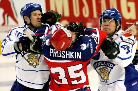 Sami Helenius ja Tomek Valtonen ojentavat Venäjän pelaajaa.