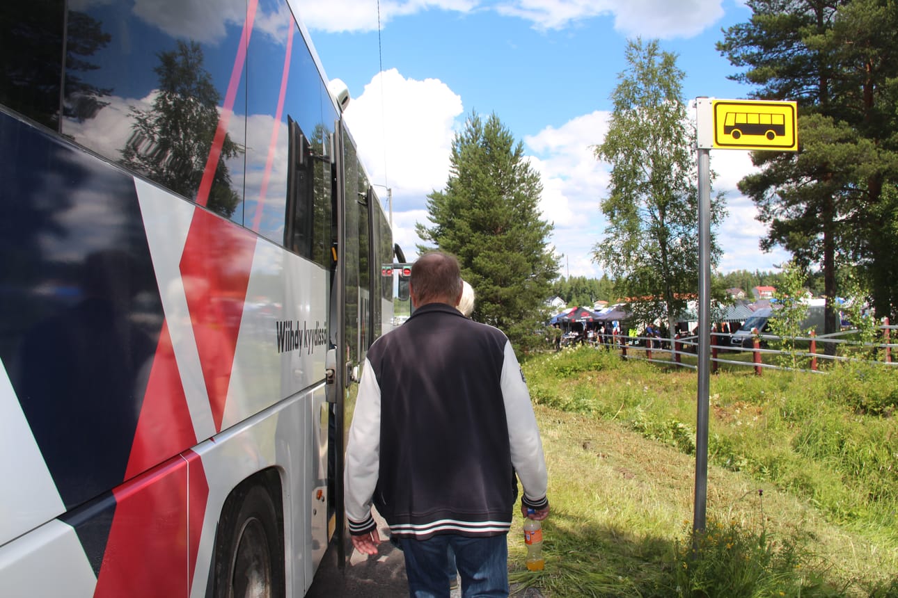Useampi linja-auto kiertää Oulaisten keskustan ja Törmäperän väliä Wanhan Woiman päivien aikana.
