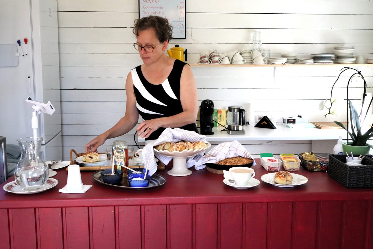 Annikka Impiö ja nuoret kesätyöntekijät ovat loihtineet KahVillaan pullaa ja muita herkkuja. Kahvit he ovat tarjonneet yksilöllisesti hienoista posliinikupeista. Kauniiseen ilmeeseen on panostettu.