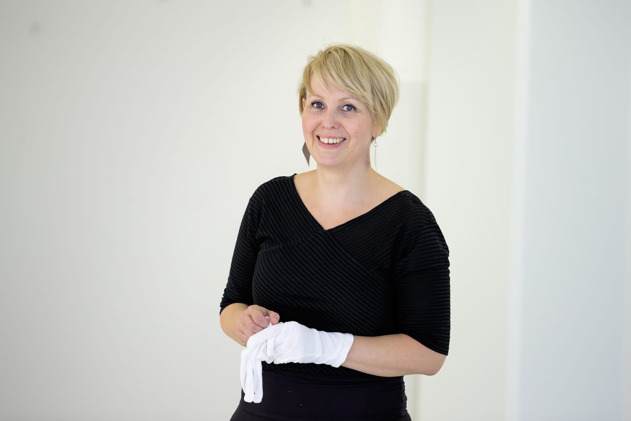 Työssään Oulun kaupungin tiedottajana Krook kuvaa digikameralla, mutta näyttelytyöt hän on ottanut rullafilmikameroilla, jotka käyttävät 10 tai 12 kuvan rullia.