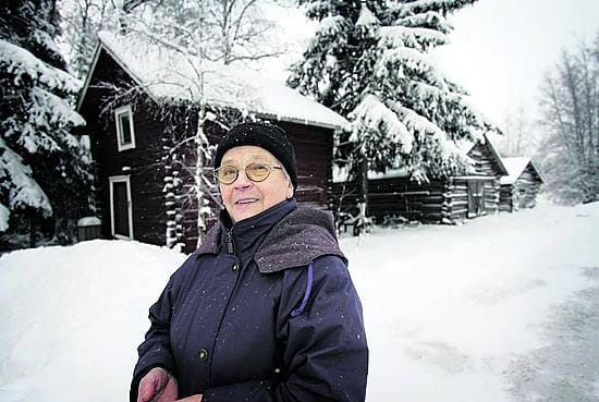 Vuonna 1986. Rajakylässä 20 vuotta asunut Olavi Fält on kuvassa 4-vuotiaan Karri-poikansa kanssa. Rajakylän yleisilme on vielä keskeneräinen ja taustalla näkyvä viipalekoulu kertoo alueen lapsiperheiden suuresta määrästä. Nykyisin viipalekoulua ei enää ole ja lapsiperheiden määrä on vähentynyt.