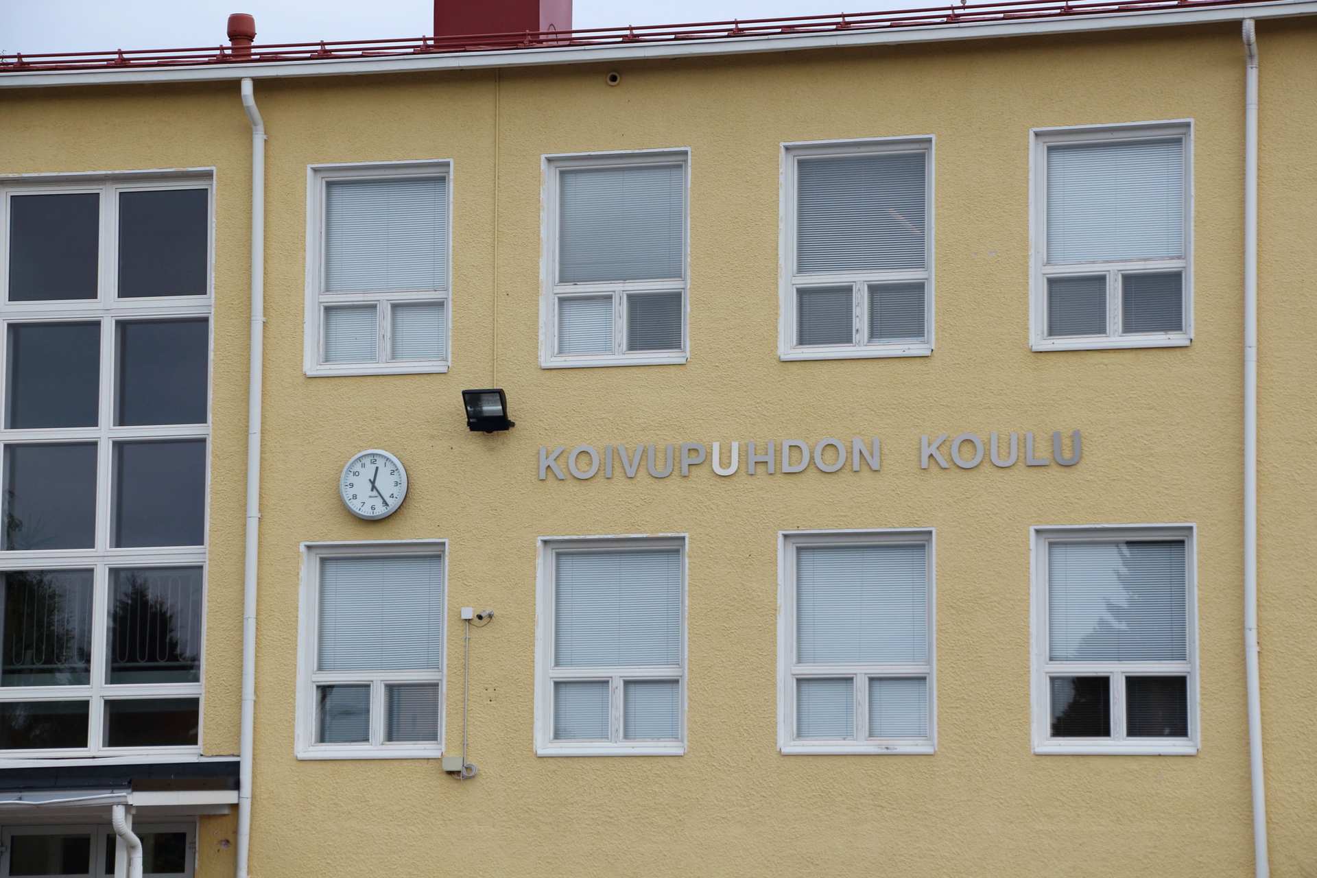 Yksi vaihtoehto esikoulun ja päiväkodin järjestämiseen on rakentaa niille tilat Koivupuhdon koulun yhteyteen.