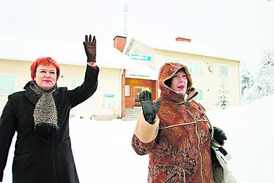 Ei hyvästi vaan näkemiin. Kemijärveläiset yrittäjät Päivi Valle ja Kristiina Knuutila uskovat, että kansalaisliikkeen vaikuttamisen seurauksena he voisivat vilkuttaa Kemijärveltä junassa lähteville vielä monen vuoden kuluttuakin.