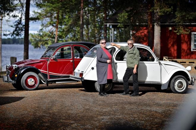 Rättisitikat ovat vieneet Elisa Peltosen ja Helge Heleniuksen sydämet. Peltosella on vuoden 1978 ”Fridan” lisäksi kuusi muuta rättisitikkaa. Heleniuksella on vuoden 1977 ”Nanukin” lisäksi myös kaksi muuta mallin edustajaa tallissa. KUVAT: TOMI KOSONEN