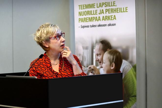 Hankejohtaja Maria Kaisa Aula sosiaali- ja terveysministeriöstä muistuttaa, etteivät hyvät palvelut tarkoita samaa asiaa kuin hyvä arki. Jälkimmäiseen pyritään lapsi- ja perhepalveluiden muutosohjelmalla, jonka hallitus on nostanut yhdeksi kärkihankkeistaan. KUVA: JOUKO HÄNNINEN