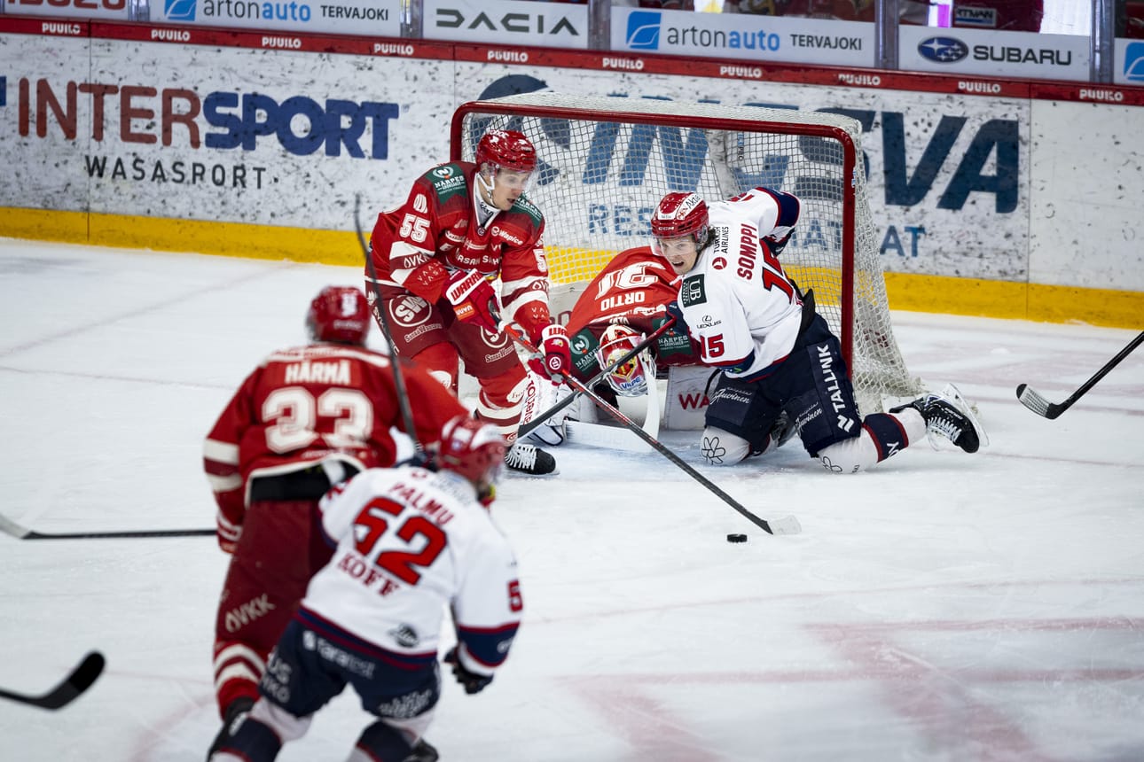 HIFK oli ottelussa ahkerampi laukoja, ja Sportin maalilla kävi kuhina. Kuvassa Joni Ortio torjuu. Ortiolle kirjattiin 35 torjuntaa, kun hänen HIFK-kollegansa Hugo Alnefelt selvisi 14 torjunnalla.