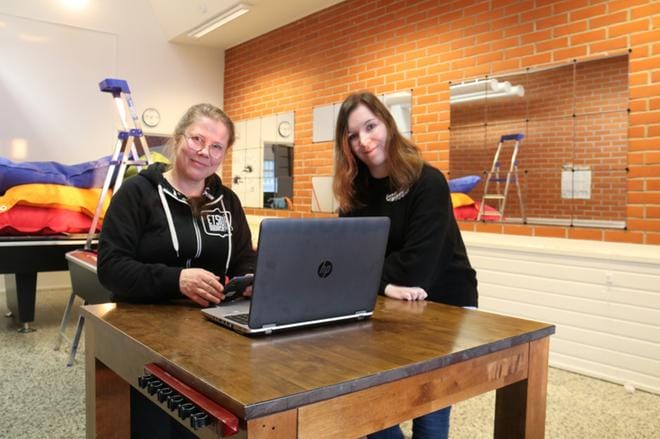 Margit Kontola ja Salla Niemelä odottavat malttamattomina, että he voivat aloittaa Kauhavan nuorisotila Saumassa tyttöjen ryhmätoiminnan pienelle porukalle. KUVA: ANU NAHKALA