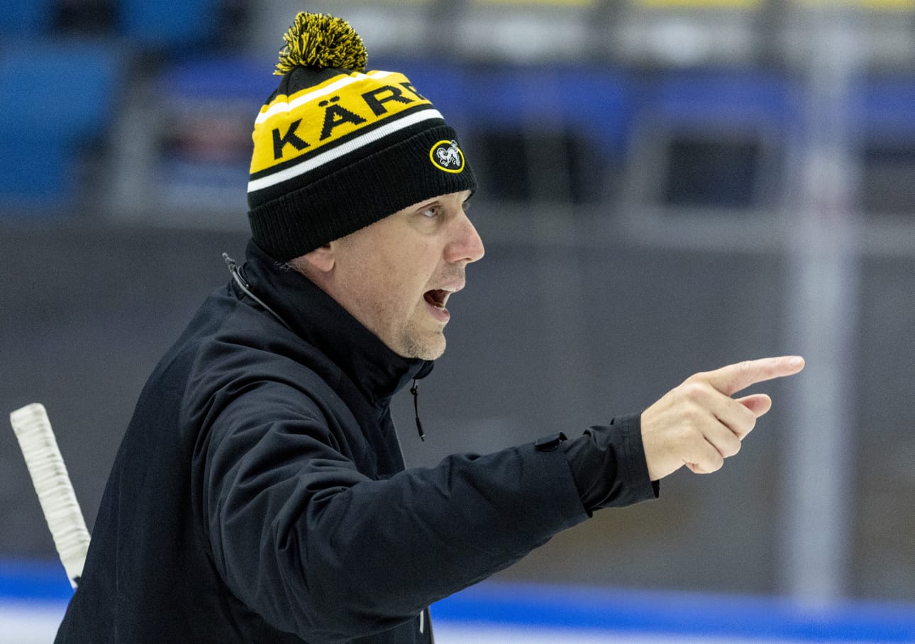 Kärppien päävalmentaja Petri Karjalainen on uransa kovimmassa paikassa. Tulevalla kaudella harha-askeliin ei ole varaa, koska Liigasta putoaa useampi joukkue.