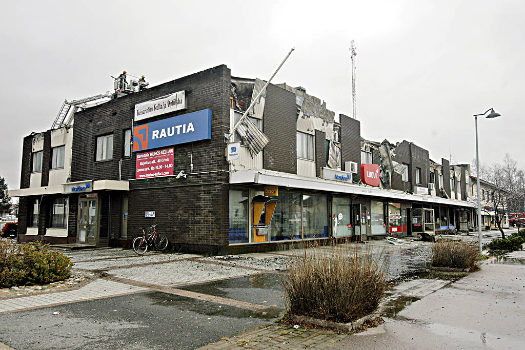 Lähes koko liikerakennus kärsi mittavia palovahinkoja.