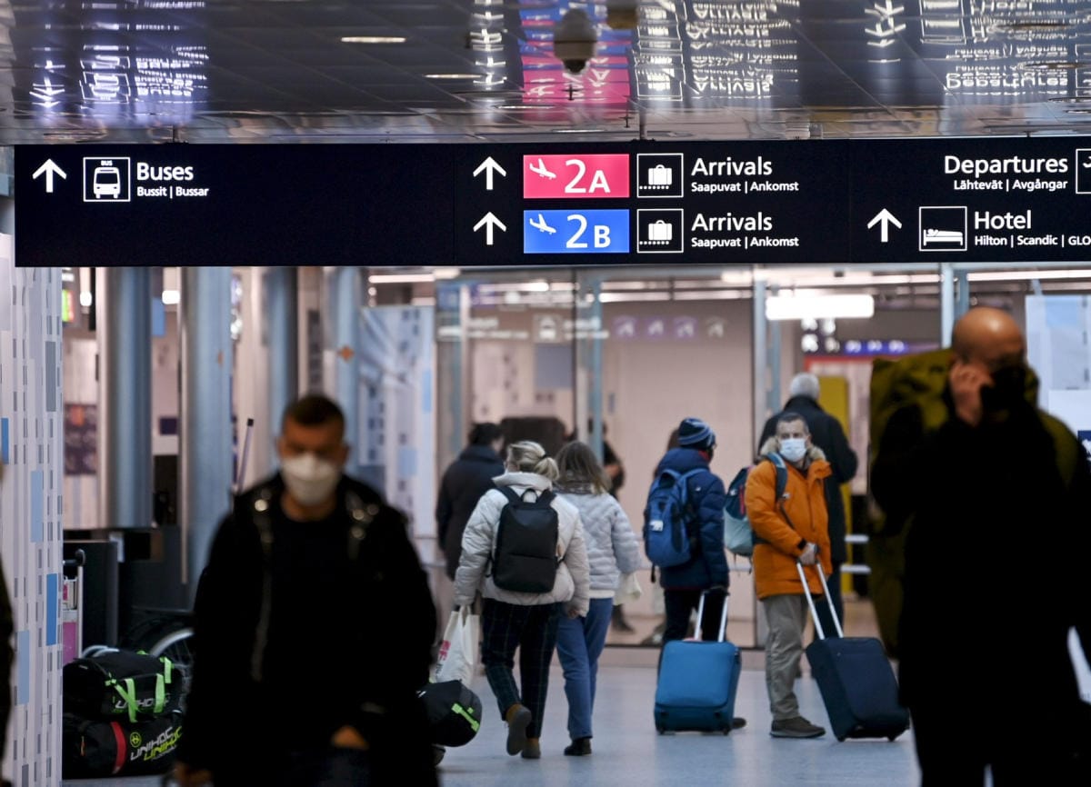 Helsinki-Vantaan lentokentällä aloitettiin uuden omikronvirusmuunnoksen vuoksi lauantaina pakollisia terveystarkastuksia. Lehtikuva / Emmi Korhonen