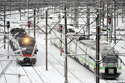 VR:llä ongelmia lumen ja kalustovikojen vuoksi – Helsingistä Ouluun matkannut juna lähti kolme tuntia myöhässä