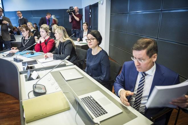 Varsinais-Suomen käräjäoikeudessa pidettiin tiistaina Turun joukkopuukotuksen valmisteluistunto. Oikealla puolustuksen asianajaja Kaarle Gummerus. Gummerusta pyydettiin tehtävään. Hänen mukaansa tämä on työtehtävä muiden joukossa, joskin paljon työtä vaativa. KUVAT: Riitta Salmi