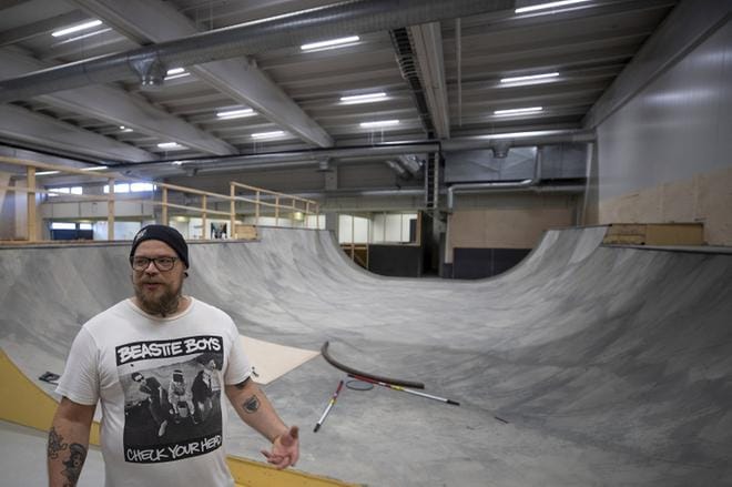 Seinäjoen skeittihallin Toni Lahtela on painanut hartiapankin voimin töitä tilojen avaamiseksi. Suomen ehkä leveimmän sisärampin pintavanereihin meni 3 000 ruuvia. KUVAT: JAAKKO ELENIUS