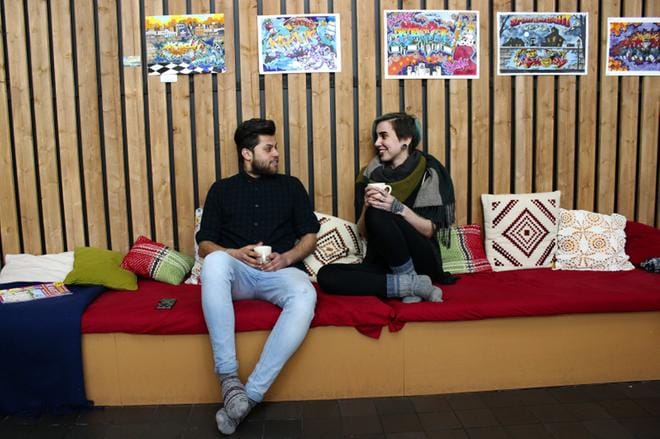 Turvapaikanhakija Musaab Al-Mashhadani ja Meri Lust ovat ystävystyneet. Kuva Paula Myllykoski